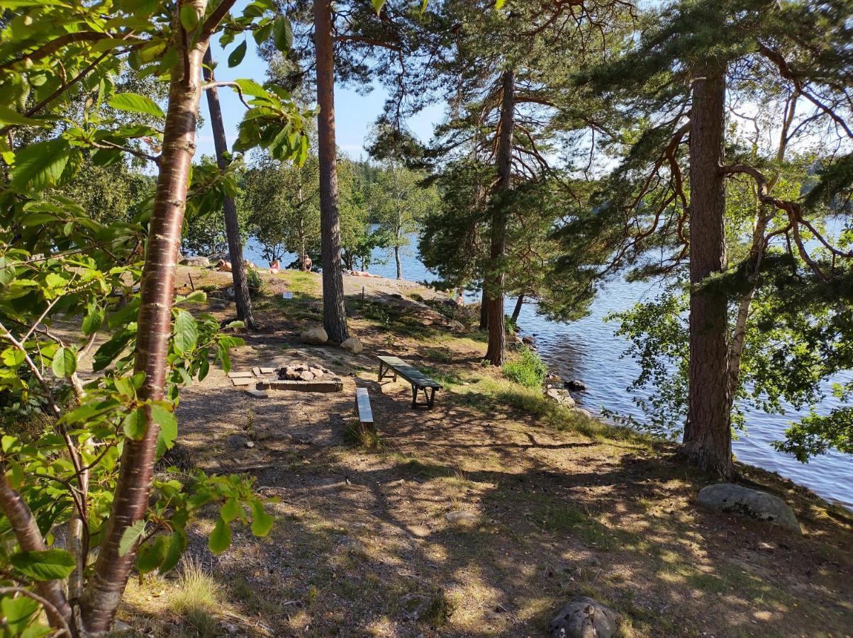 Varhaga Vandrarhem Sjuntorp Bagian luar foto