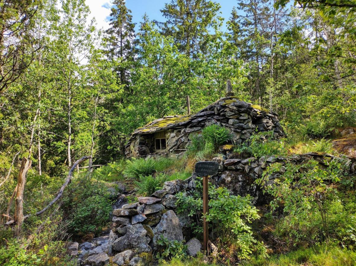 Varhaga Vandrarhem Sjuntorp Bagian luar foto