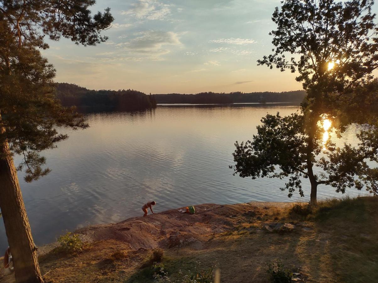 Varhaga Vandrarhem Sjuntorp Bagian luar foto