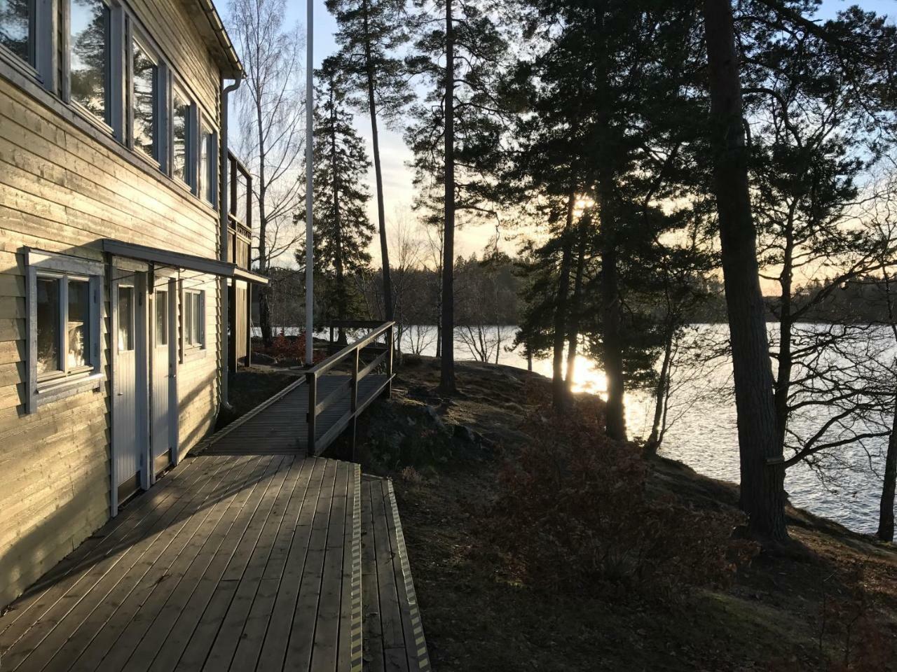 Varhaga Vandrarhem Sjuntorp Bagian luar foto